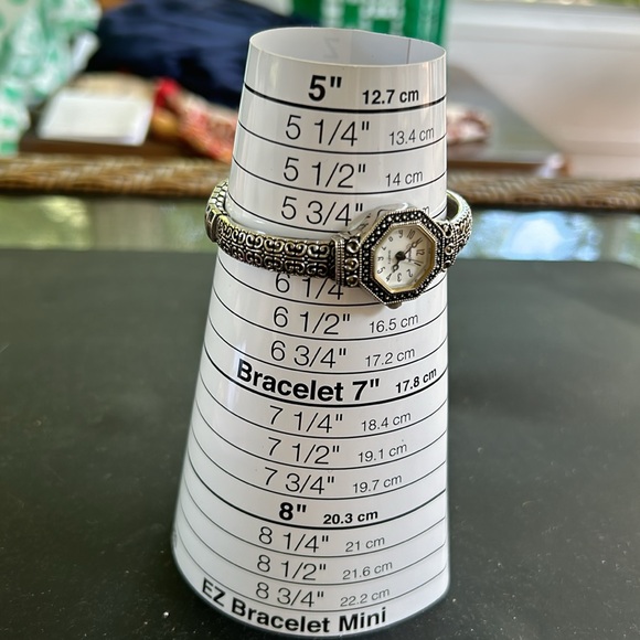 Working! Vintage Jordache Dainty Silver Tone Stretch Band Watch - Picture 7 of 7